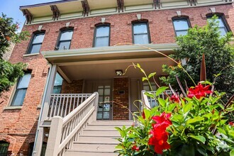 907 S. Laflin St - Building Entry - Harris Point Chicago