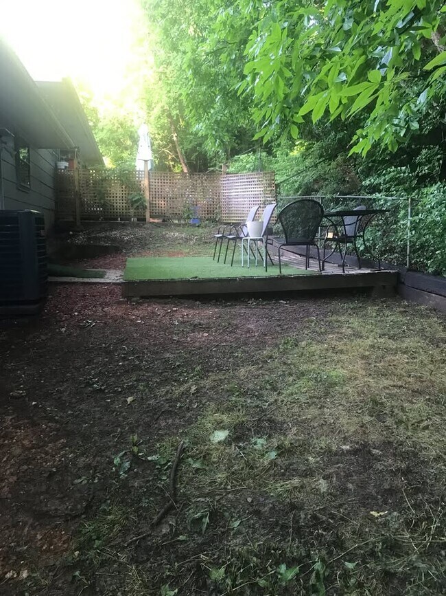 Patio trasero cercado - 545 Bruning Ln