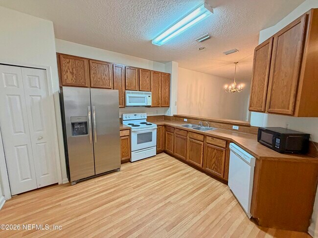 Foto del edificio - 3888 Summer Grove Way S