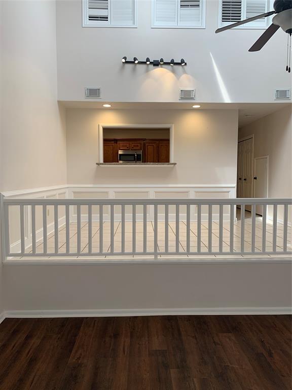 Building Photo - 3842 Knollcrest Dr
