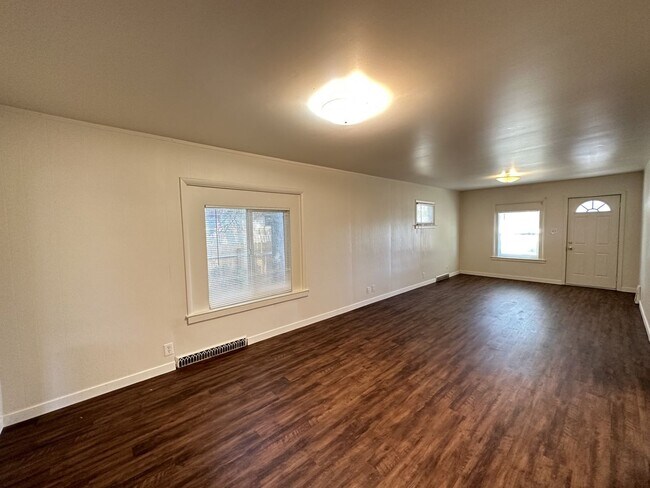 Building Photo - 3 Bed, 1 Bath Single Family Home w/ 1-Car ...