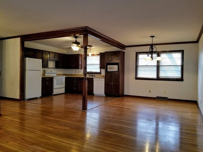 Building Photo - Great Location! Close to Bill Snyder Famil...