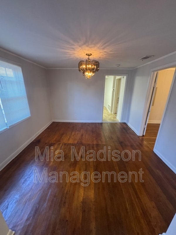 Building Photo - 1026 W 41st St