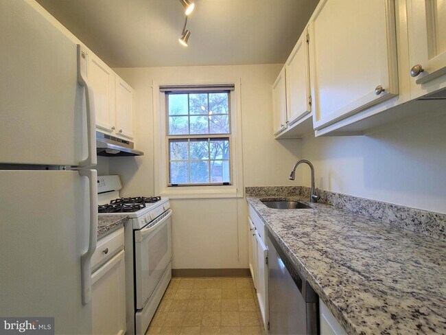 Foto del edificio - 102 N TRENTON St