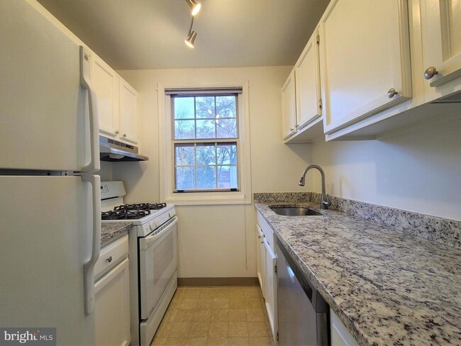 Building Photo - 102 N TRENTON St