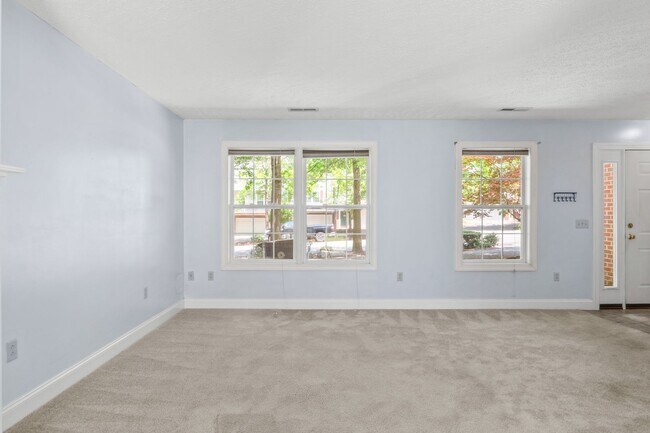 Photo - 3 bed/2.5 bath Off street parking Townhome