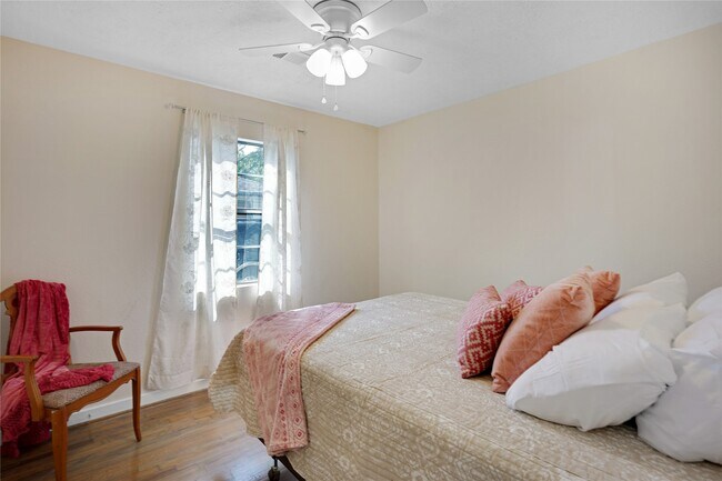 Building Photo - 201 E Oak St