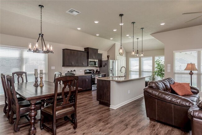 Foto del edificio - 4145 Shallow Creek Loop