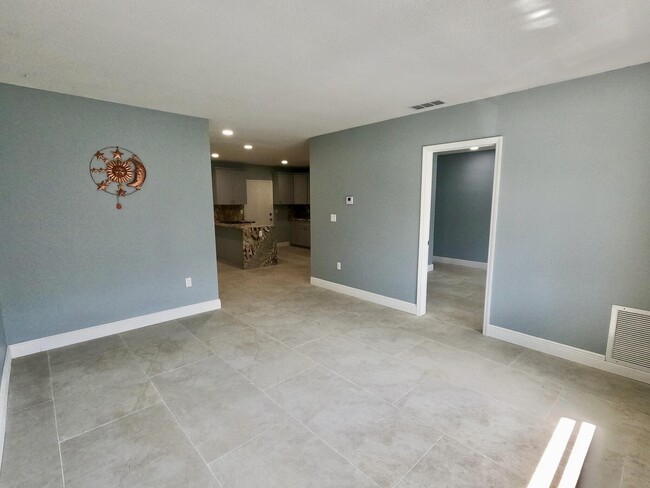 Building Photo - 382 E Royal Palm Rd