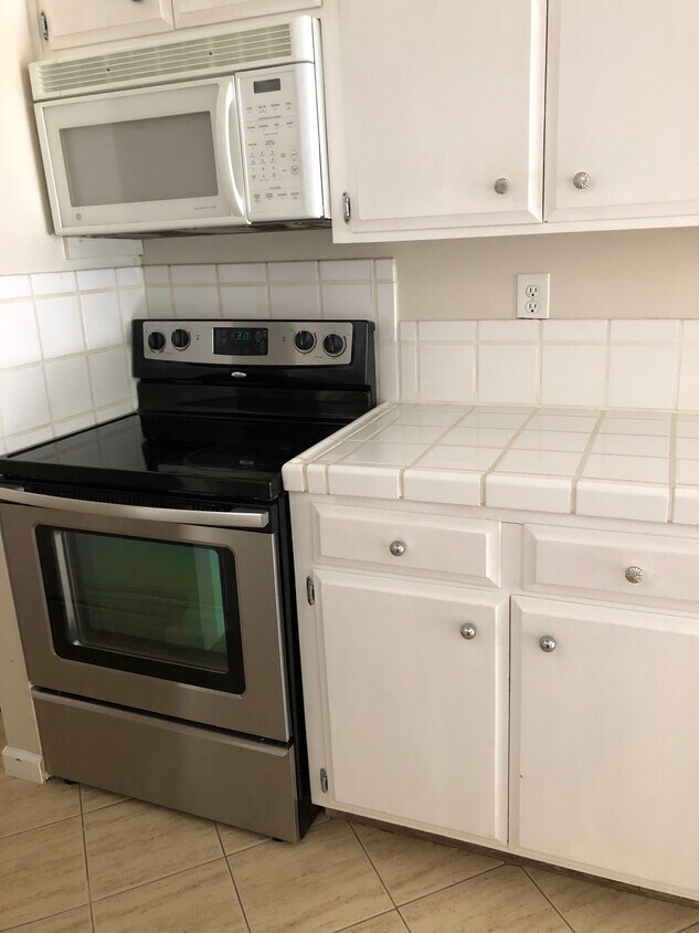 Kitchen - 552 Toyon Ave