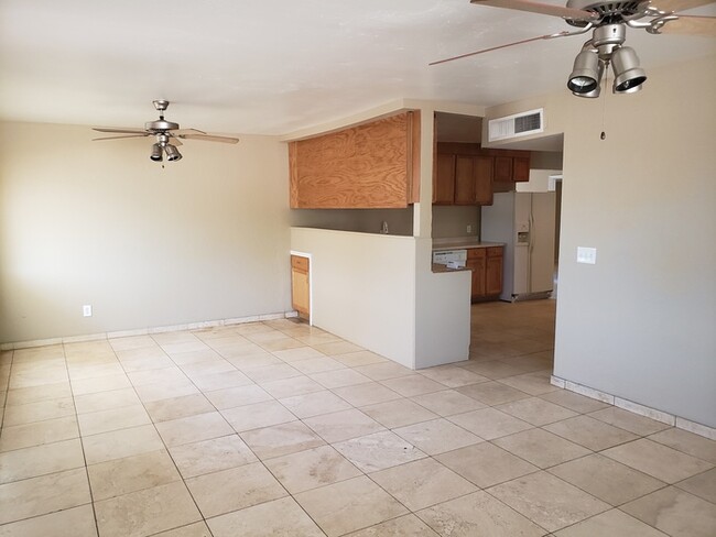 Building Photo - 841 E Cinnabar Ave