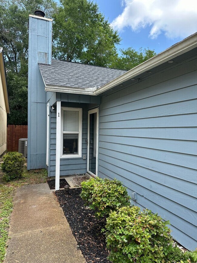Building Photo - 4 Bedroom 2 Bath Home in Valparaiso
