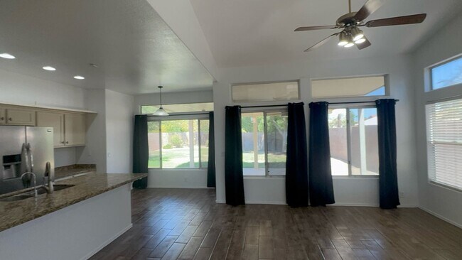 Foto del edificio - 1231 N Firehouse Ct