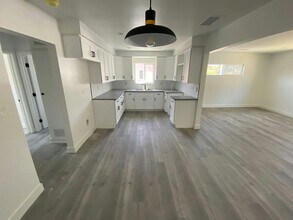 Building Photo - 150 N Roberto Ave