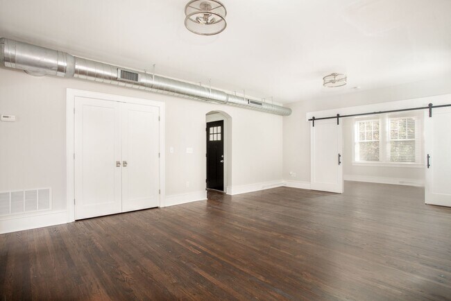 Foto del edificio - RENOVATED FROM TOP TO BOTTOM 2BD/1BATHS - ...