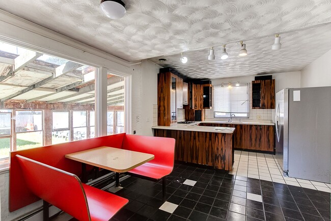 Building Photo - Huge 7 or 8 Bedroom Close By Hamline Unive...