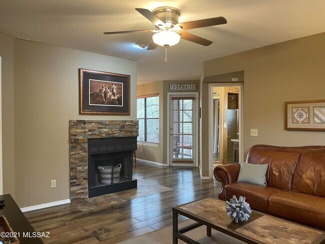 Building Photo - 6655 N Canyon Crest Dr