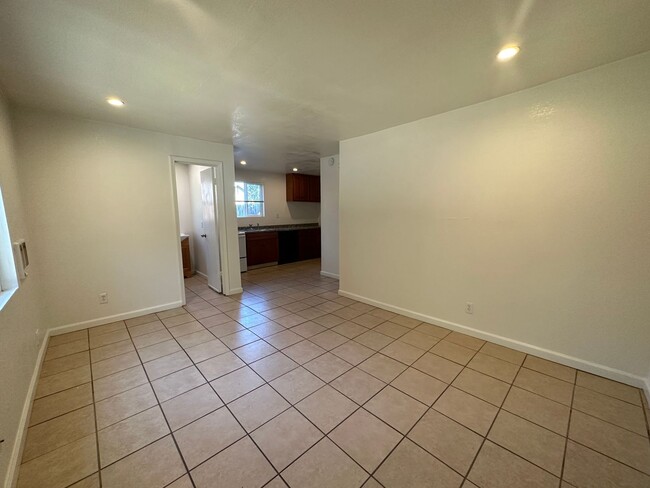 Building Photo - 918 1/2 Santa Fe Ave