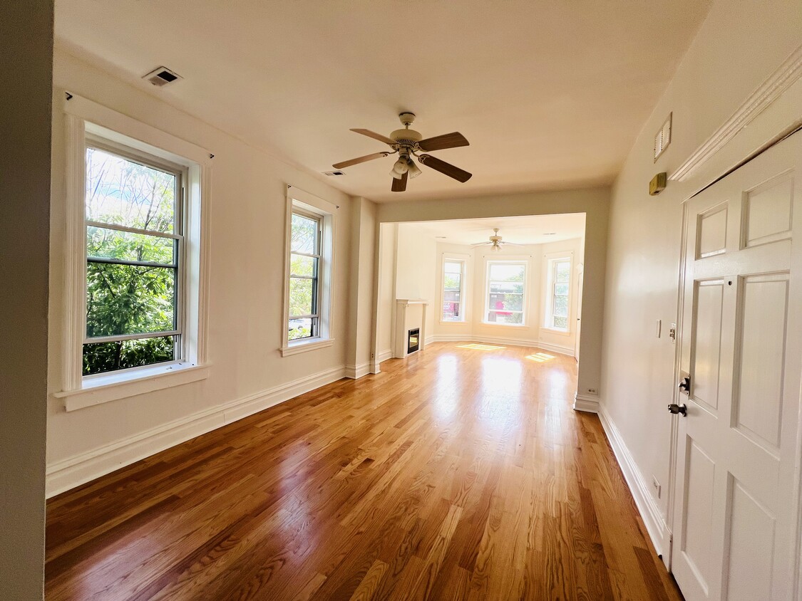 Foto principal - 3268 W Fullerton Ave