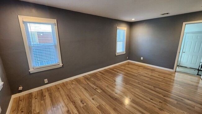 Foto del edificio - Beautiful 2 bedroom house with granite and central heat and air