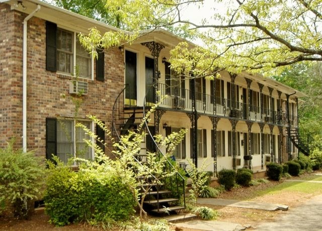 Primary Photo - Colonial Apartments