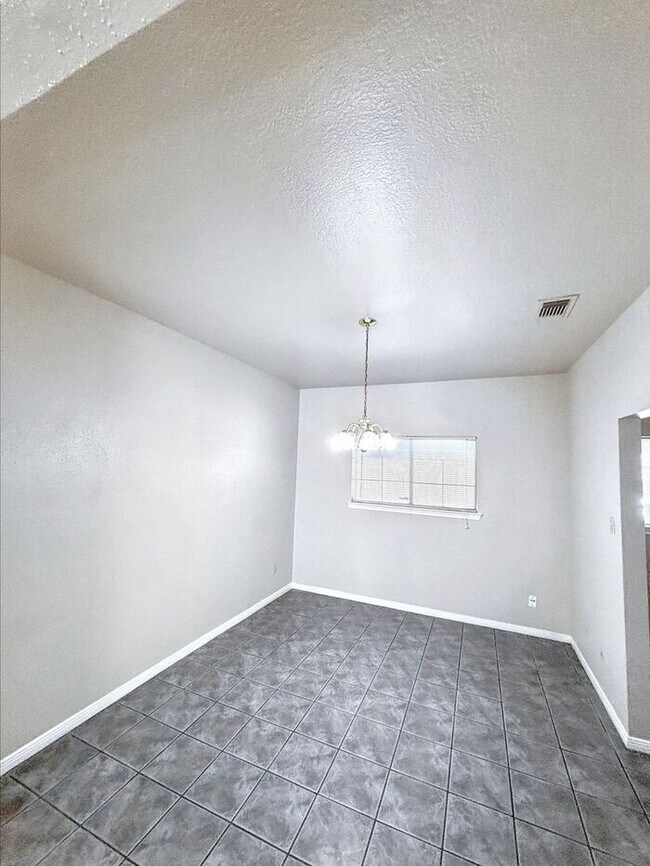 Foto del edificio - Spacious 3-Bedroom Home with Modern Amenit...
