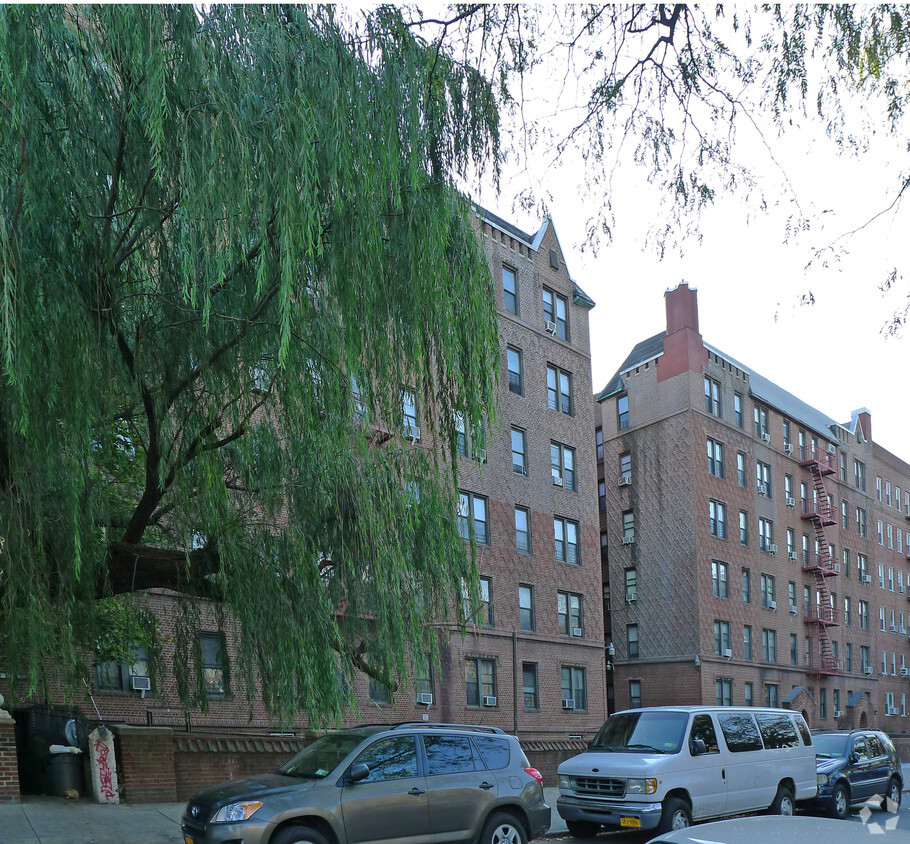 Foto del edificio - 295 Ocean Parkway