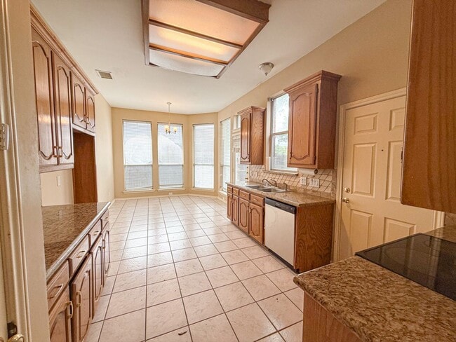 Building Photo - Spacious 2 story home seconds from Lake Ray Hubbard!