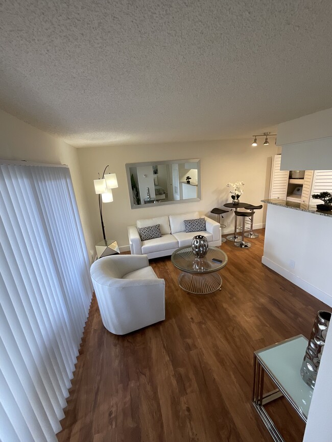 Building Photo - Stylish Living in the Heart of Boca Raton