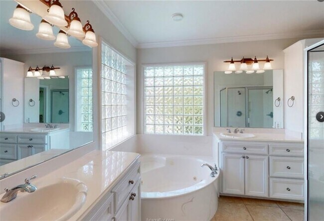 Foto del edificio - 821 Plum Hollow Dr