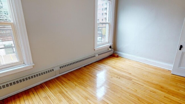 Interior Photo - 212-1/2 Bank Street