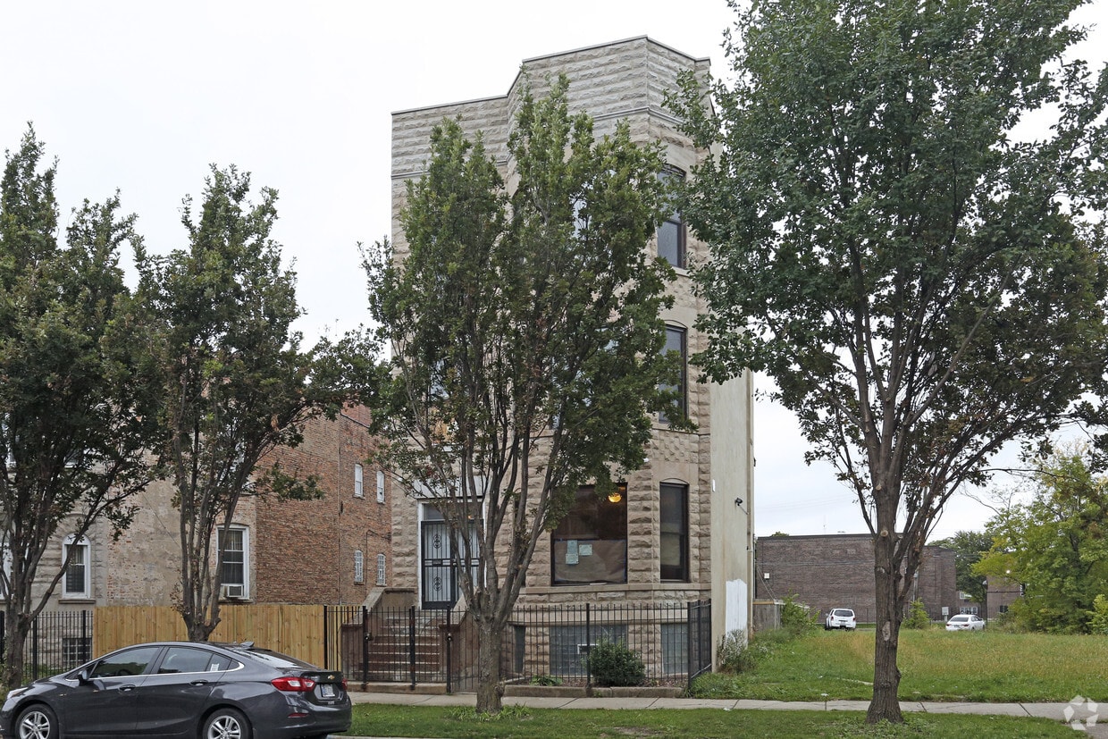 Building Photo - 3346 W Monroe St