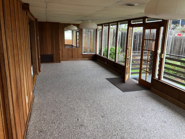 Building Photo - Coming Soon! Rare mid-century light filled...