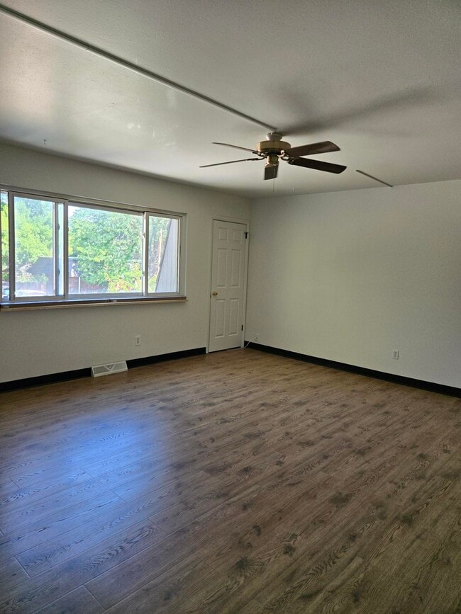 Spacious living area - 2751 Leisure Dr