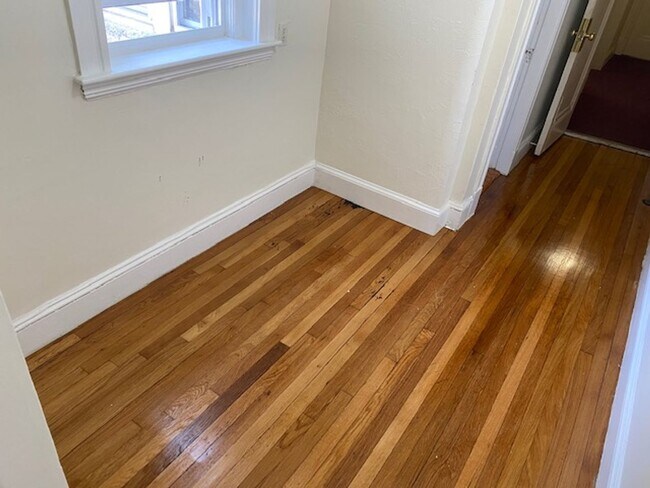 Building Photo - 1-2 Bed (split) Fenway 9/1