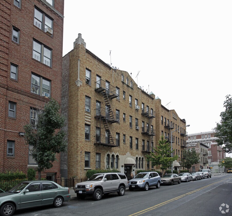 Primary Photo - 40-59-40-67 Hampton St