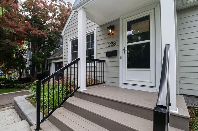 Building Photo - 228 Greensway Ave