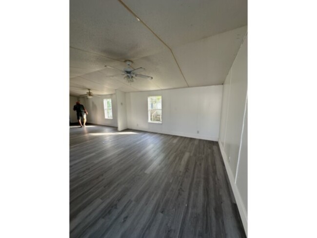 Foto del edificio - 5675-5675 Saufley Field Rd