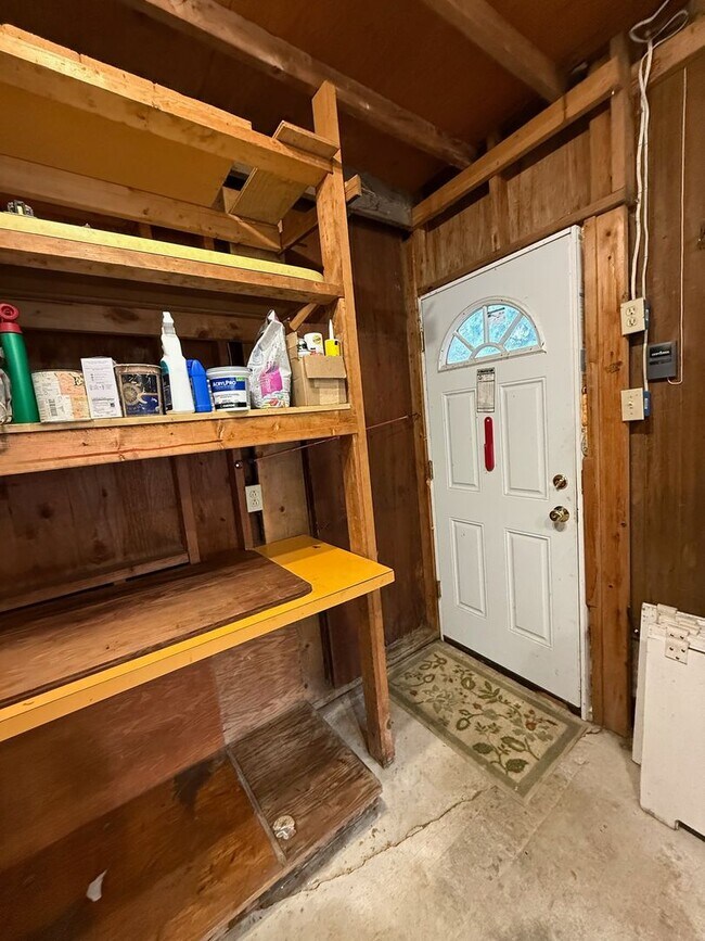 Foto del edificio - Gorgeous 4 bedroom home on corner lot in B...