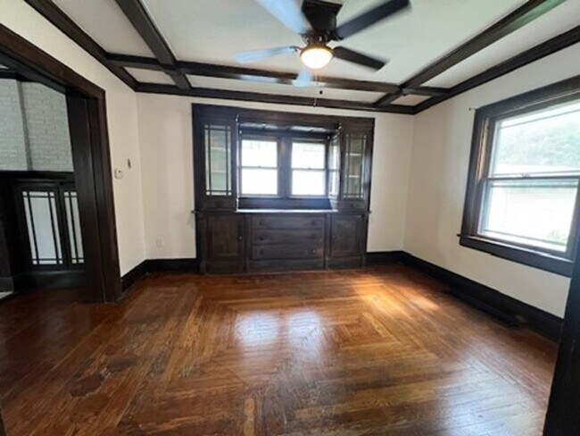 Foto del edificio - Spacious 4-Bedroom Home