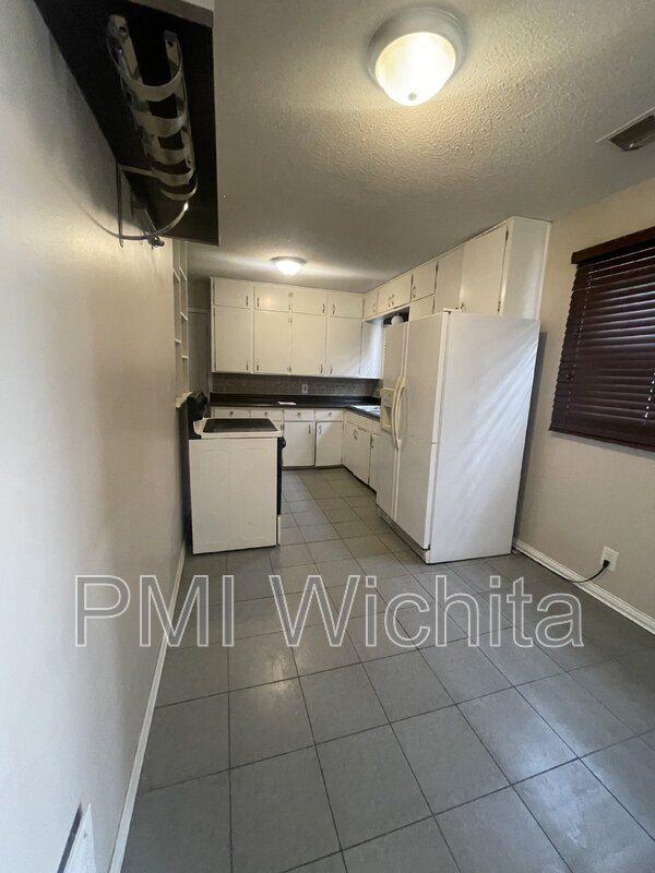 Building Photo - 127 N Tracy St