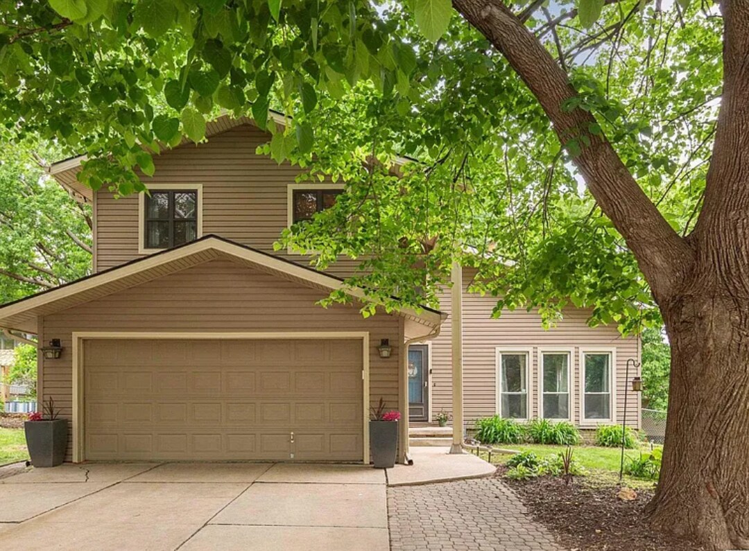 Frente de la casa en calle sin salida - 16024 Martha Cir