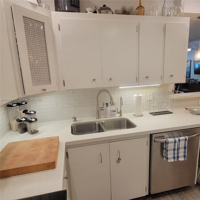 Foto del edificio - 2210 NE 56th Pl