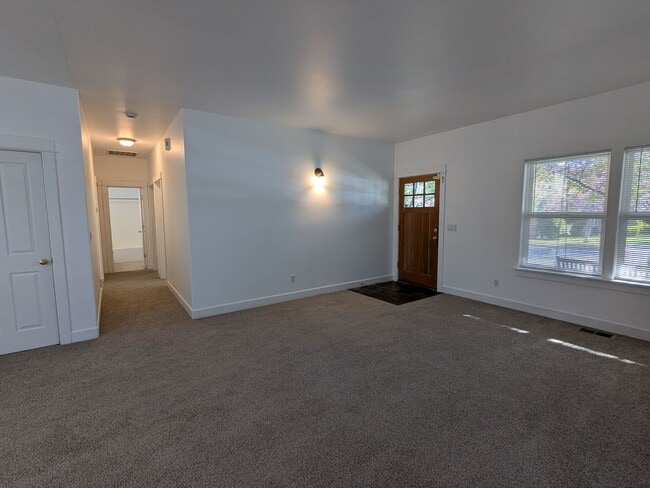Building Photo - Adorable single-level 3x2 in desirable Fox...