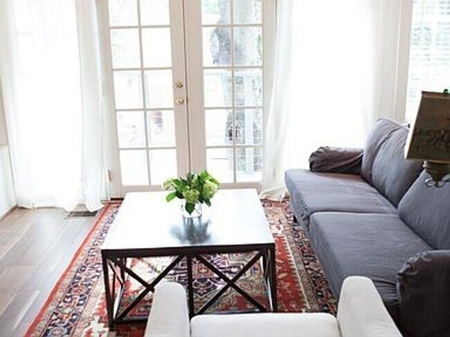 Foto del edificio - Upstairs Unit Only. Fabulous fully furnished 1BR/1BA Hillsboro cottage