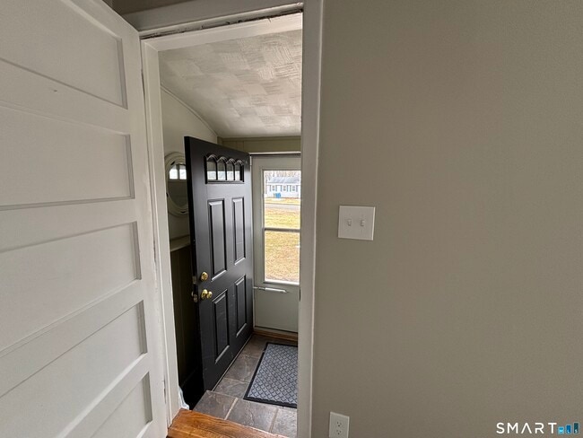 Building Photo - 324 Savage Hill Rd