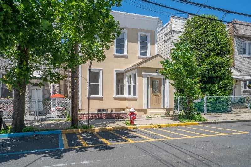 Primary Photo - 6805 Bergenwood Ave