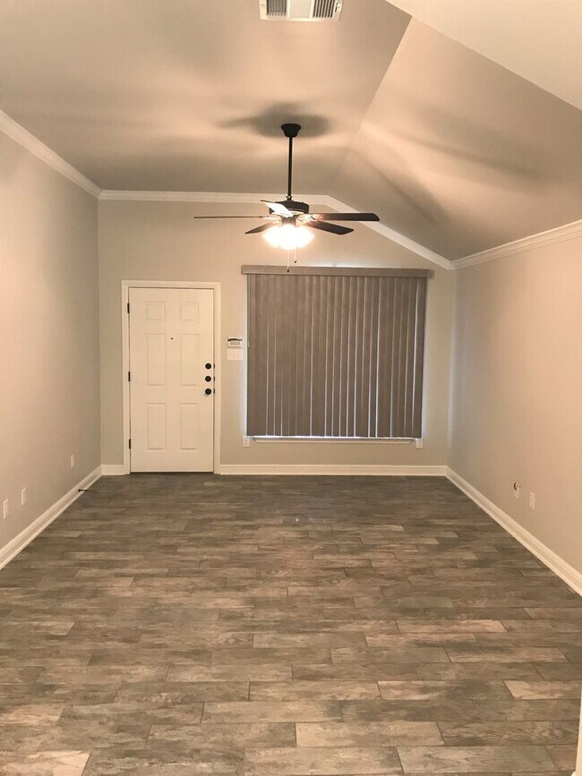 Foto del edificio - Spacious 3 Bed / 2 Bath Duplex in Trimmier...