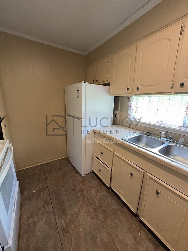 Building Photo - 6521 Lyndon B Johnson Dr