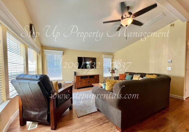Building Photo - Charming 3-Bedroom Home in Jamestown with ...